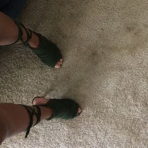 8.5 ARMY GREEN TIE AROUND HEELS